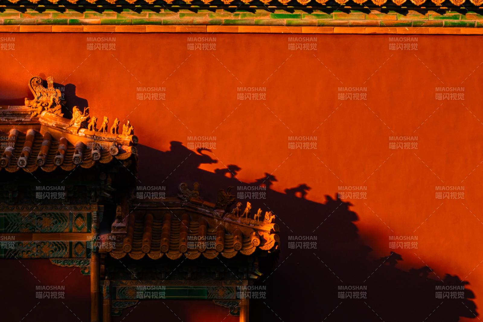 红墙金瓦映斜阳图片