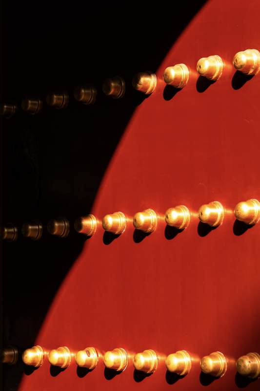 金色灯饰的光影交错图片