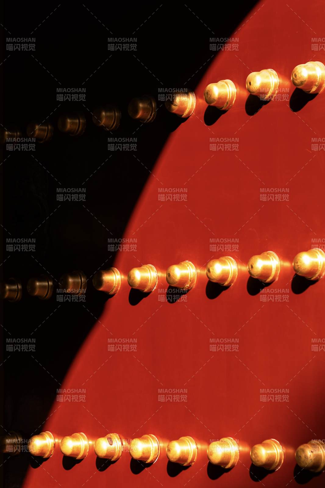 金色灯饰的光影交错图片