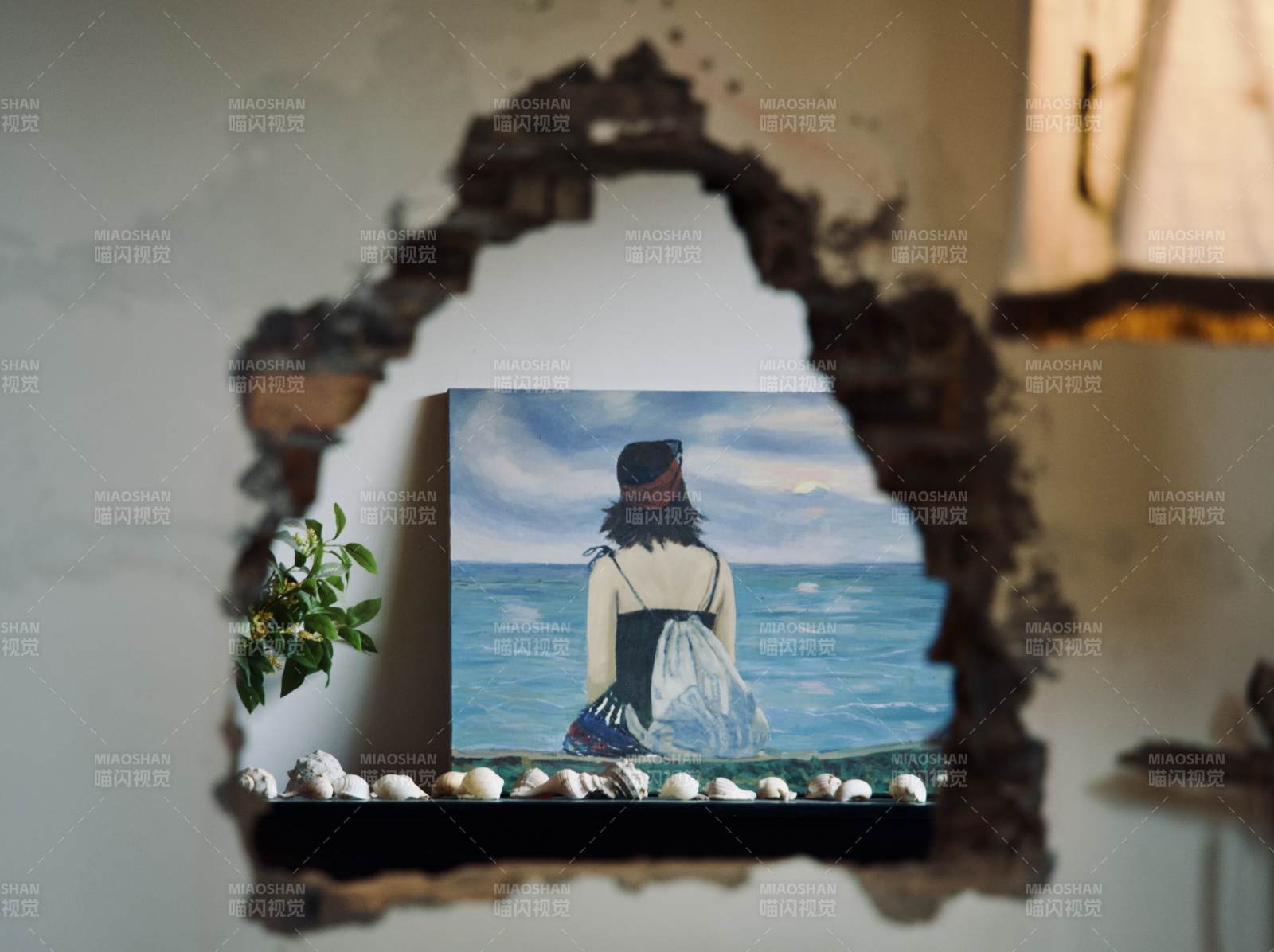 海景画中的女子图片