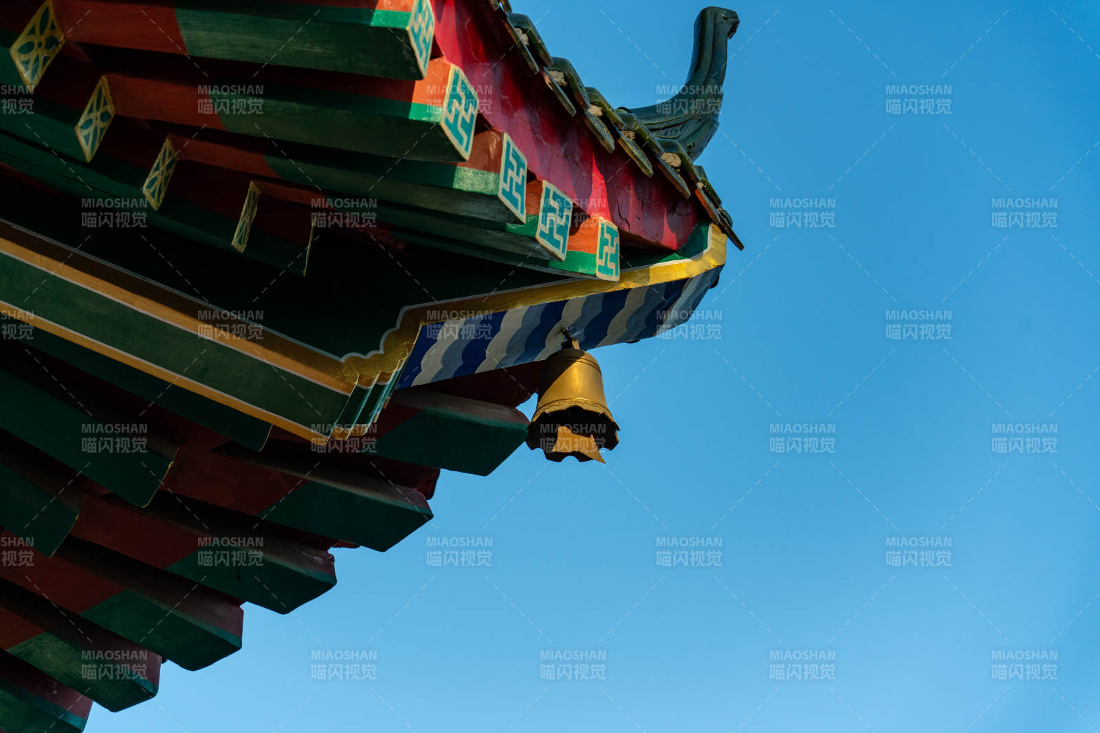 古檐风铃映蓝天图片