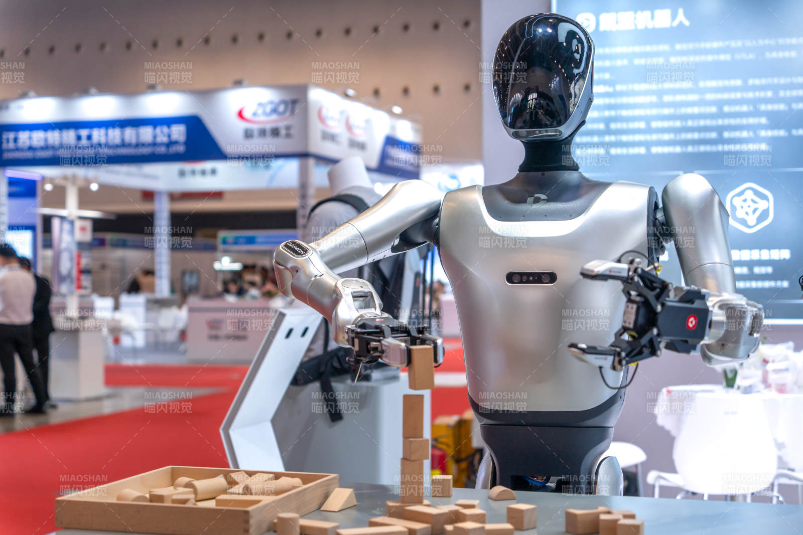 智能人形机器人搭积木展示图片