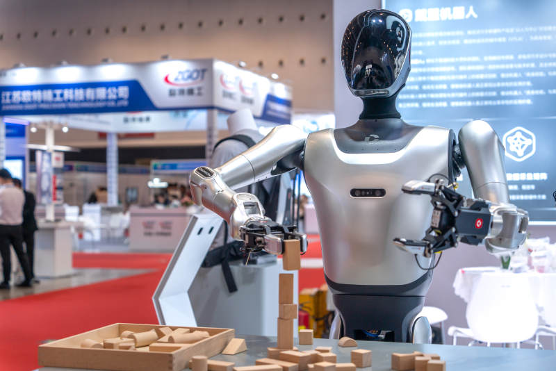 智能人形机器人搭积木展示图片