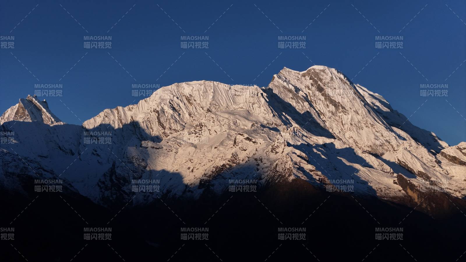 吉隆沟雪山图片