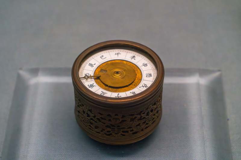 广东省博物馆展示的古典计古董罗盘静置展示图片