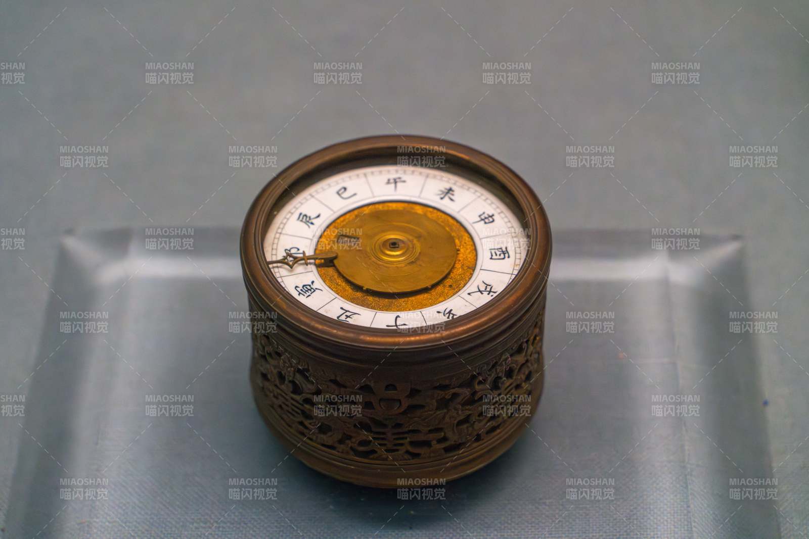广东省博物馆展示的古典计古董罗盘静置展示图片