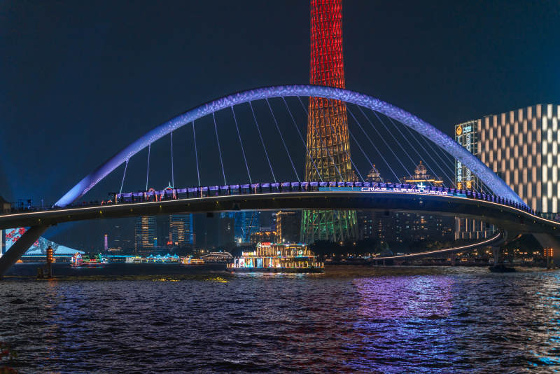 夜色中的广州塔与海心桥珠江夜游游船图片