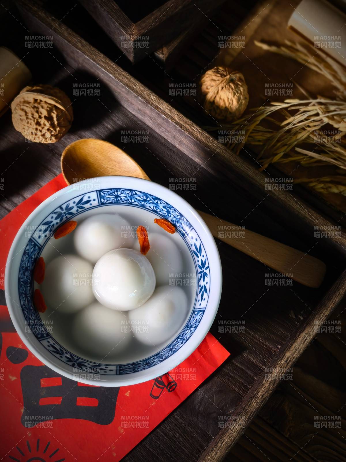 汤圆盛碗中图片