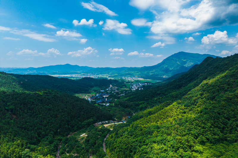 江西省贵溪圣井山青山绿水映蓝天图片