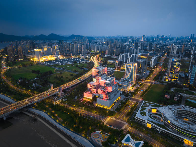 浙江省杭州市滨江区浦沿城市夜景璀璨图片