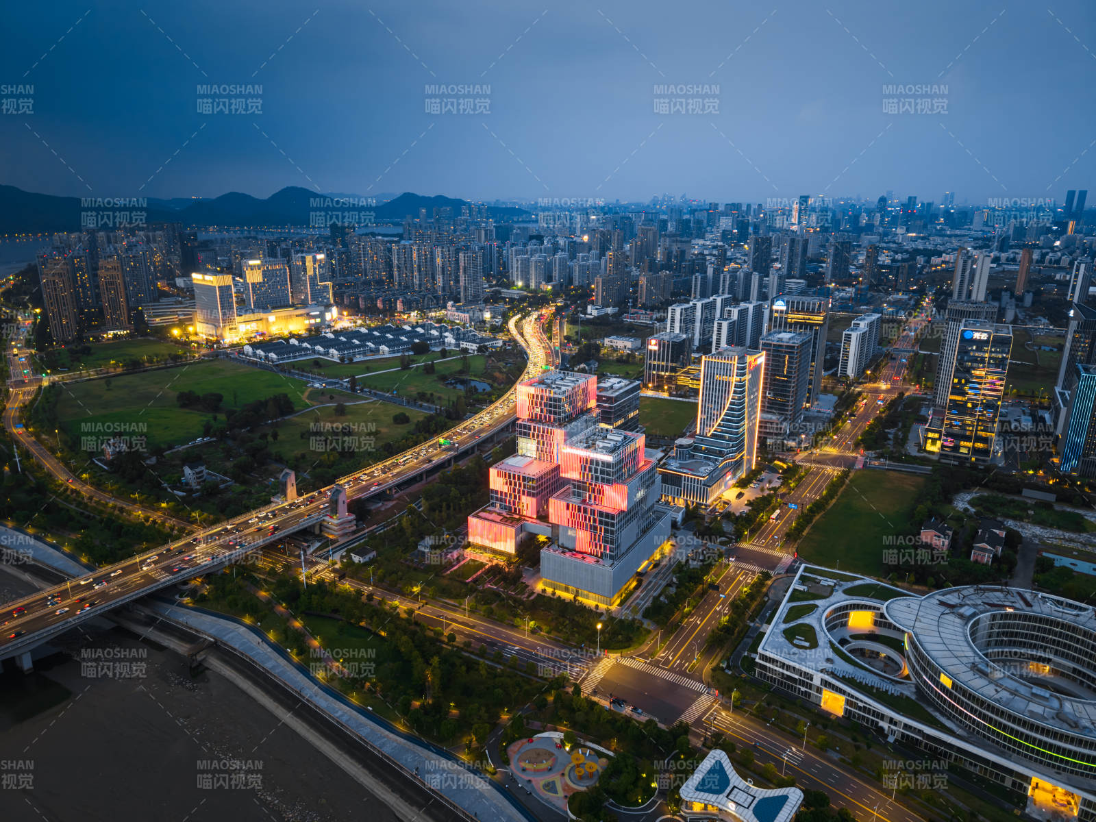 浙江省杭州市滨江区浦沿城市夜景璀璨图片