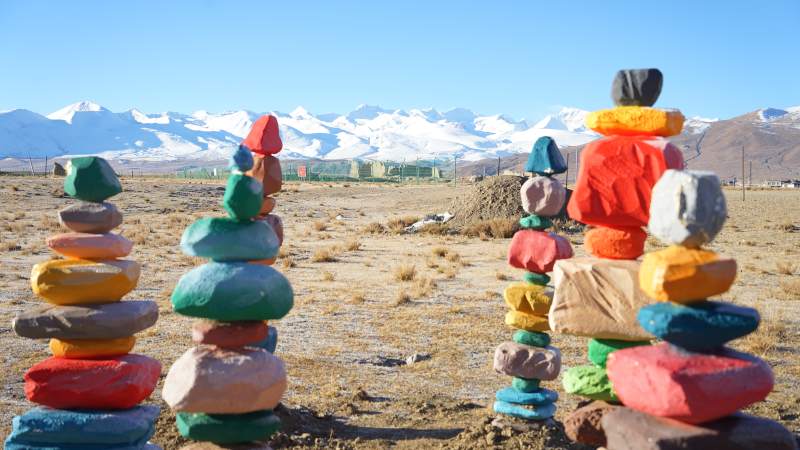 雪山群峰和彩石玛尼堆图片