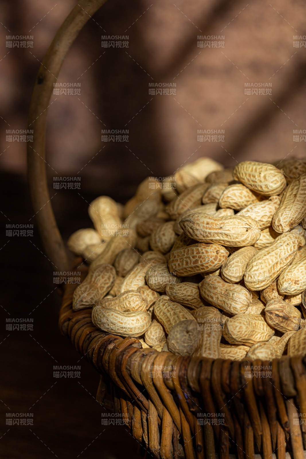篮中花生满载香图片