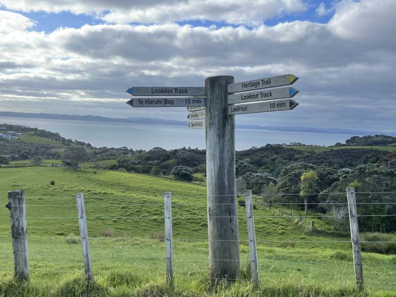 山间步道指示牌图片