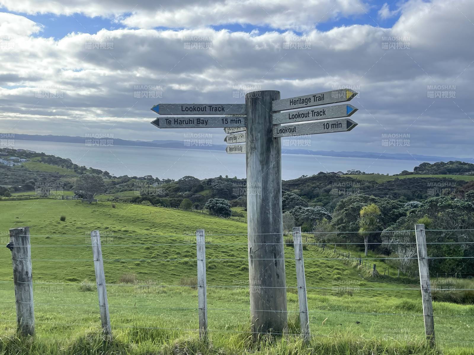 山间步道指示牌图片