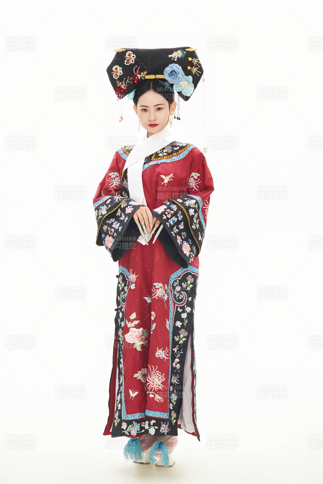 白色背景下穿着中国清朝宫廷服饰的少女图片