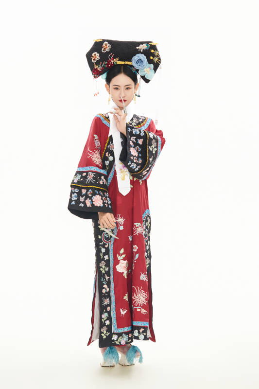 白色背景下穿着中国清朝宫廷服饰的少女图片