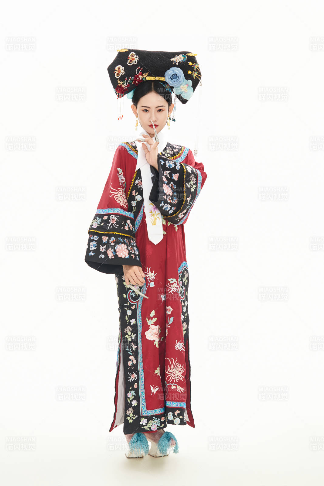 白色背景下穿着中国清朝宫廷服饰的少女图片