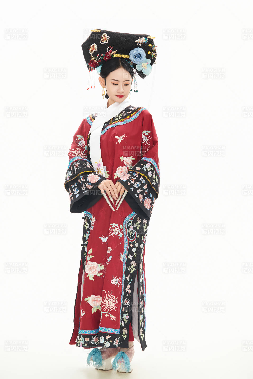 白色背景下穿着中国清朝宫廷服饰的少女图片