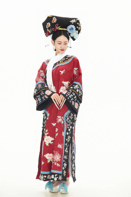 白色背景下穿着中国清朝宫廷服饰的少女图片