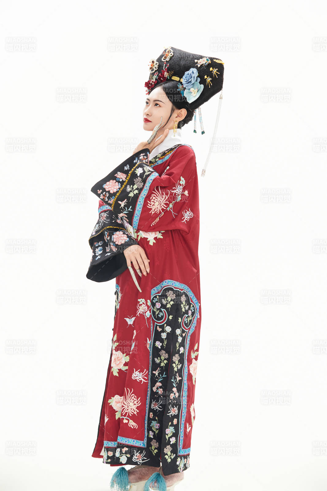 白色背景下穿着中国清朝宫廷服饰的少女图片