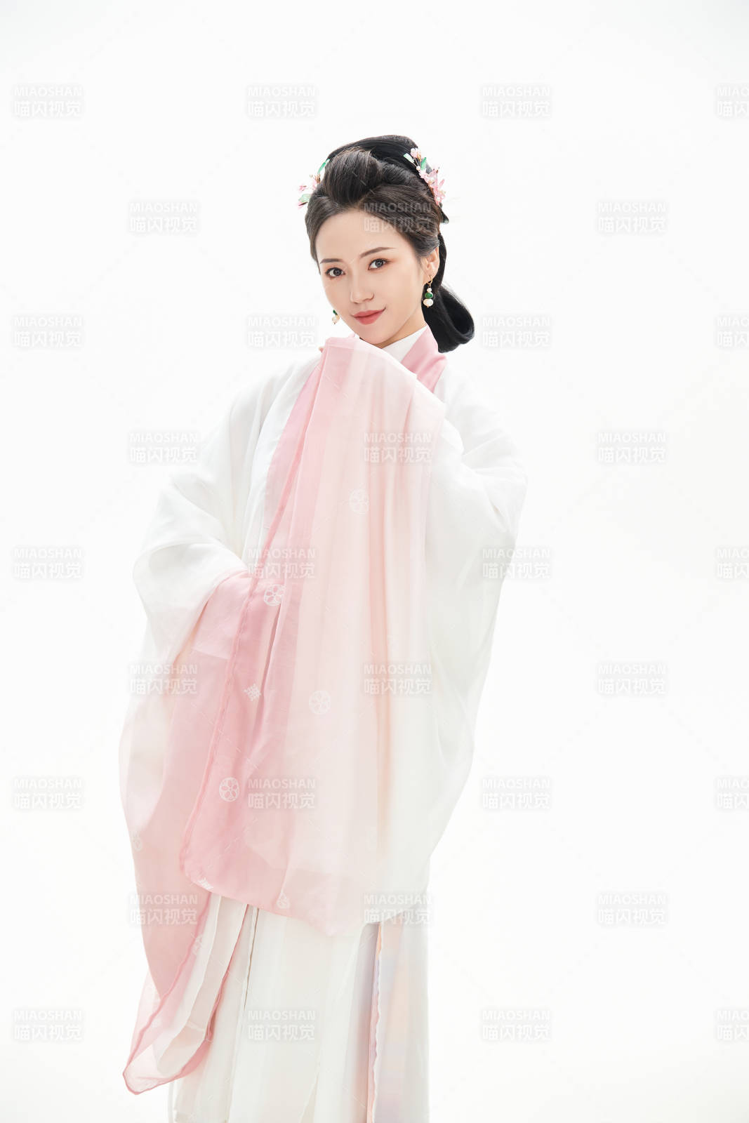白色背景下穿着魏晋制汉服的少女图片