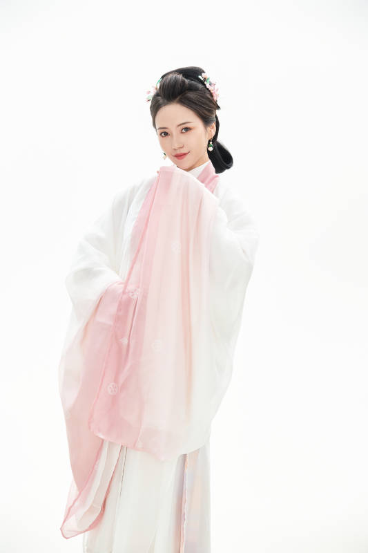 白色背景下穿着魏晋制汉服的少女图片