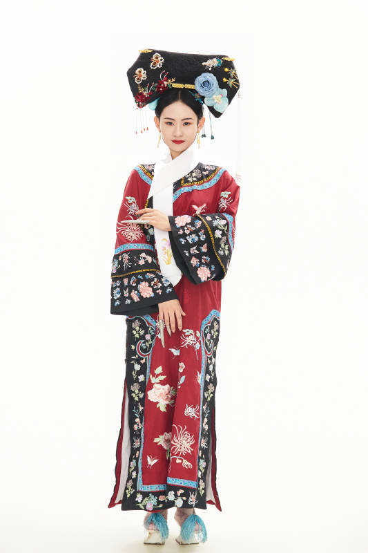 白色背景下穿着中国清朝宫廷服饰的少女图片