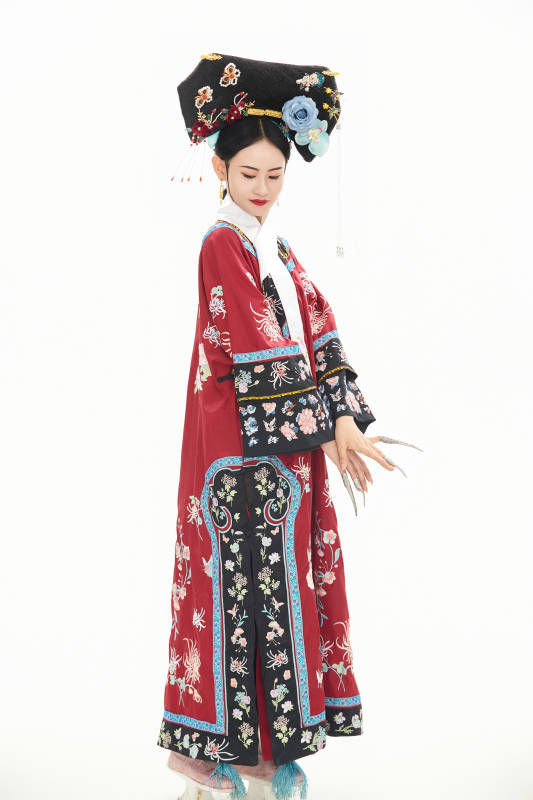 白色背景下穿着中国清朝宫廷服饰的少女图片