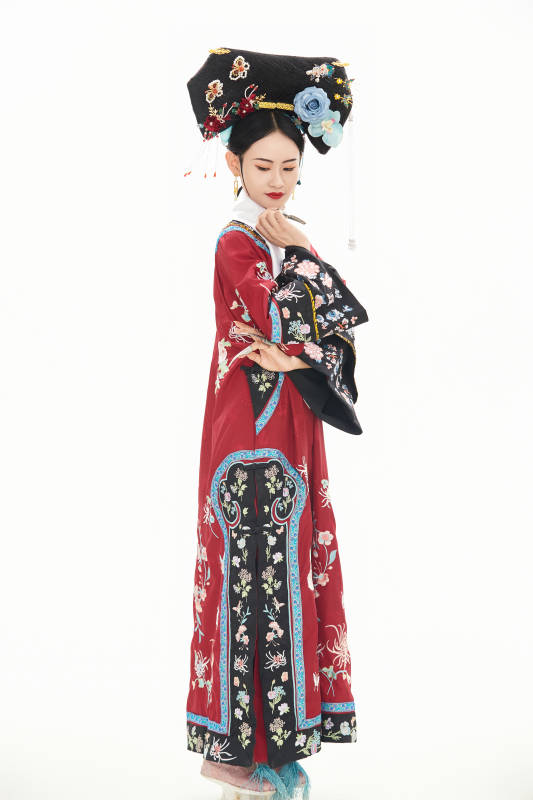 白色背景下穿着中国清朝宫廷服饰的少女图片