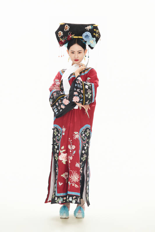 白色背景下穿着中国清朝宫廷服饰的少女图片