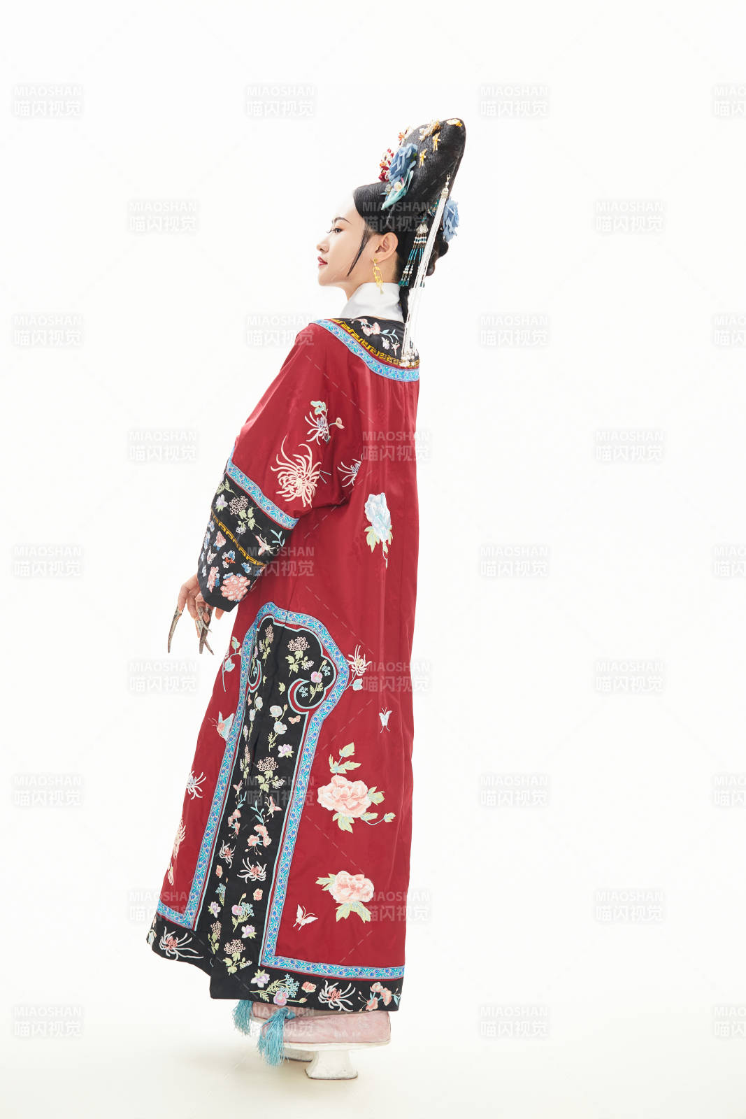 白色背景下穿着中国清朝宫廷服饰的少女图片