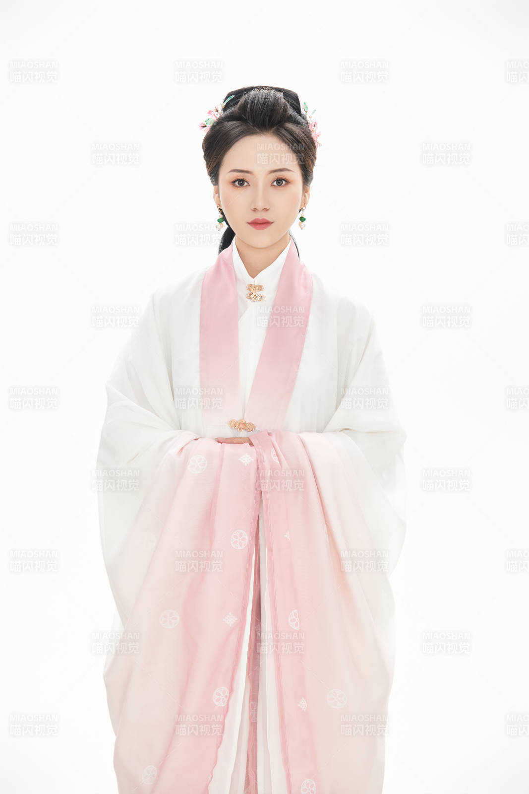 白色背景下穿着魏晋制汉服的少女图片