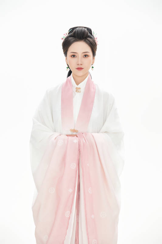 白色背景下穿着魏晋制汉服的少女图片