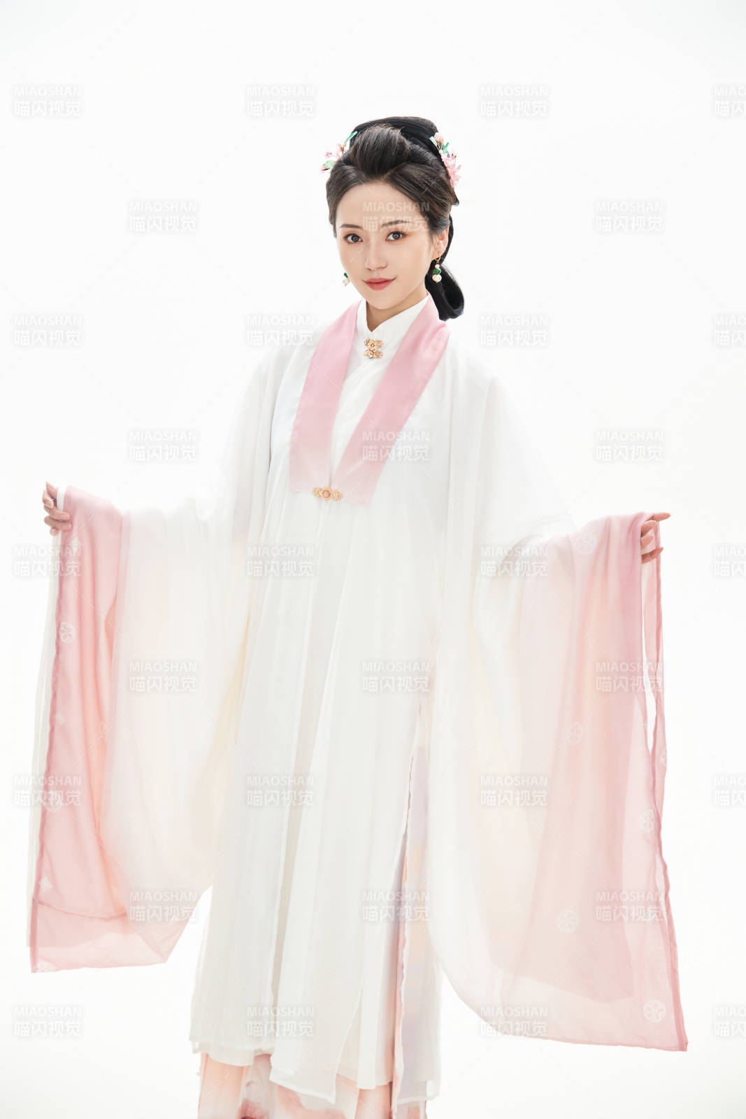 白色背景下穿着魏晋制汉服的少女图片