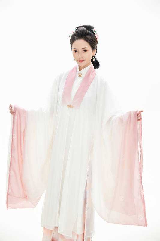 白色背景下穿着魏晋制汉服的少女图片