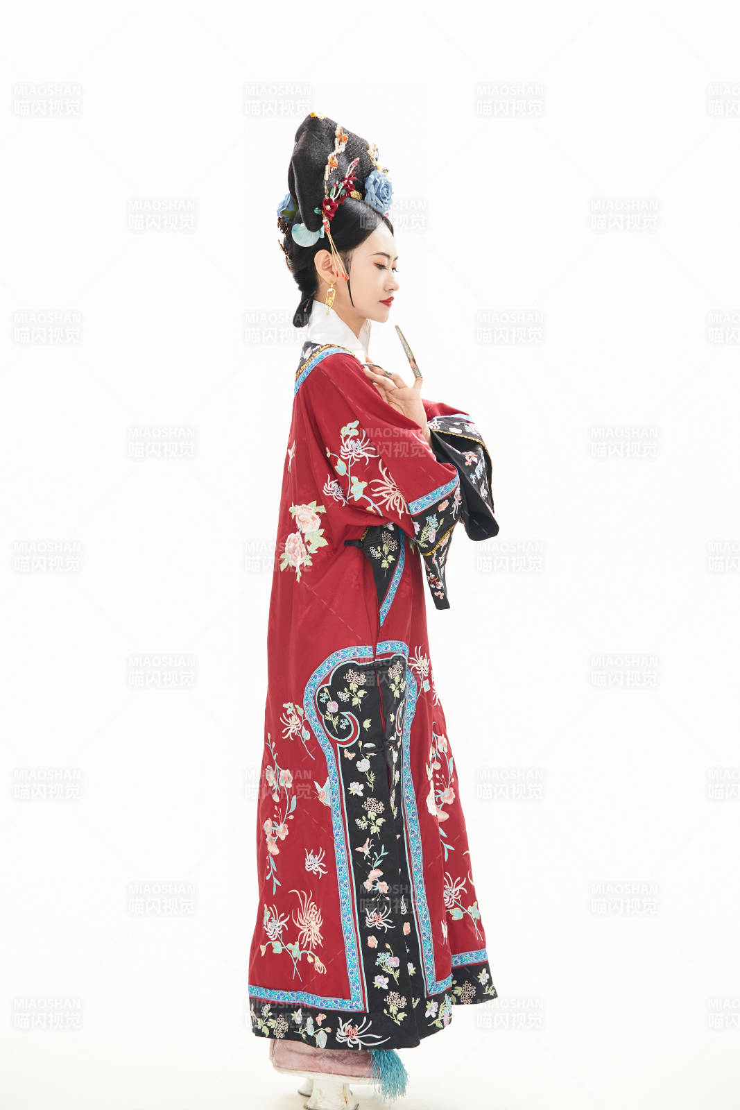 白色背景下穿着中国清朝宫廷服饰的少女图片