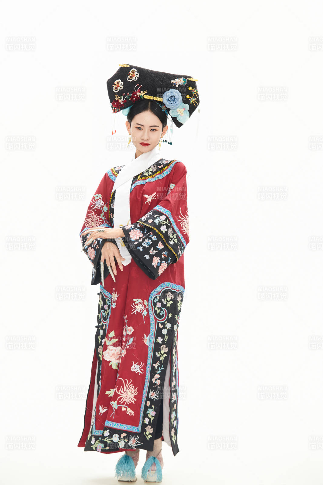 白色背景下穿着中国清朝宫廷服饰的少女图片