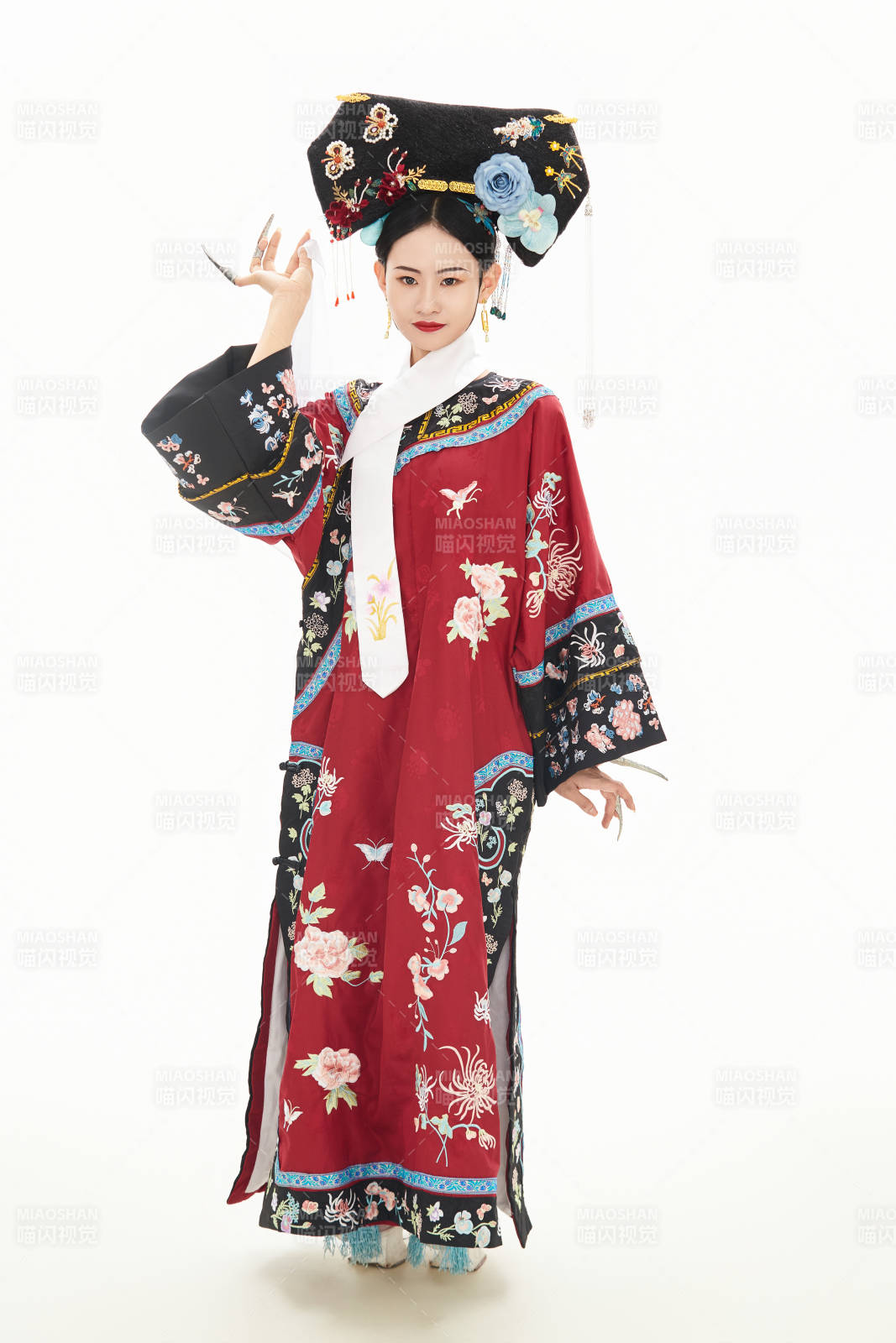 白色背景下穿着中国清朝宫廷服饰的少女图片