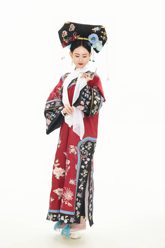 白色背景下穿着中国清朝宫廷服饰的少女图片