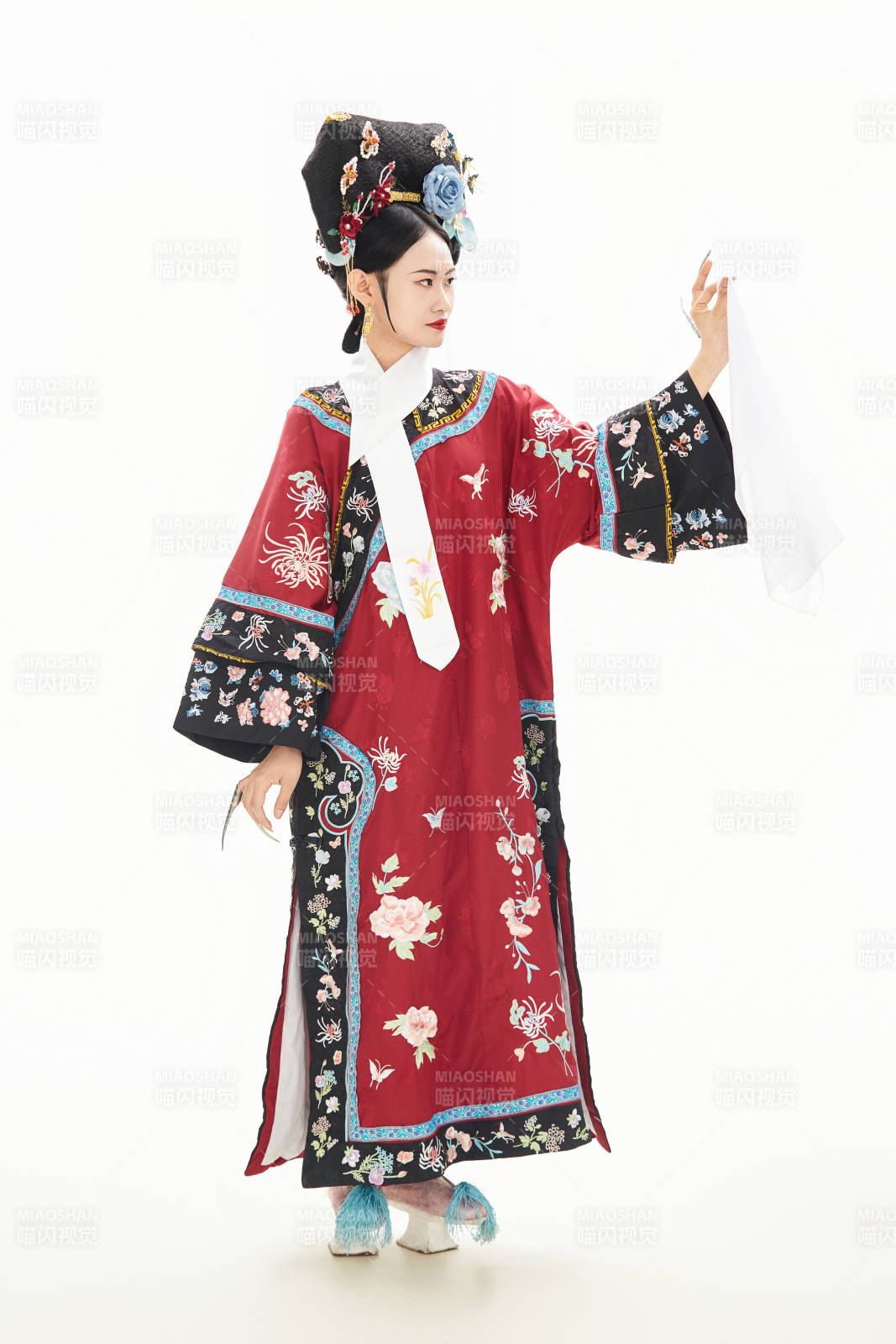 白色背景下穿着中国清朝宫廷服饰的少女图片