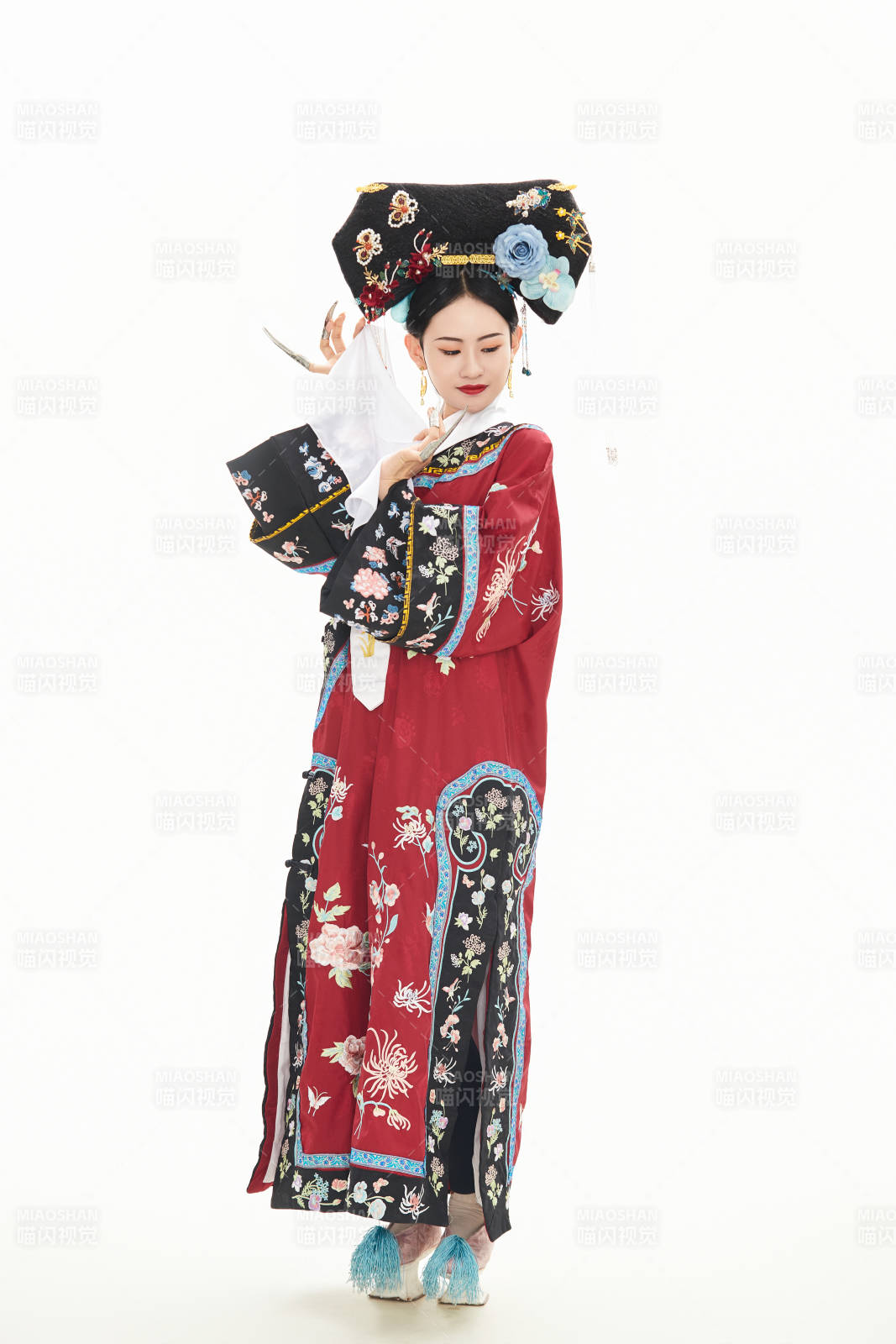 白色背景下穿着中国清朝宫廷服饰的少女图片