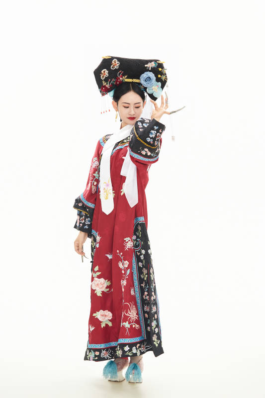 白色背景下穿着中国清朝宫廷服饰的少女图片