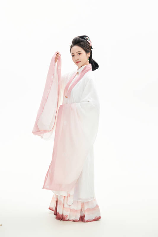 白色背景下穿着魏晋制汉服的少女图片