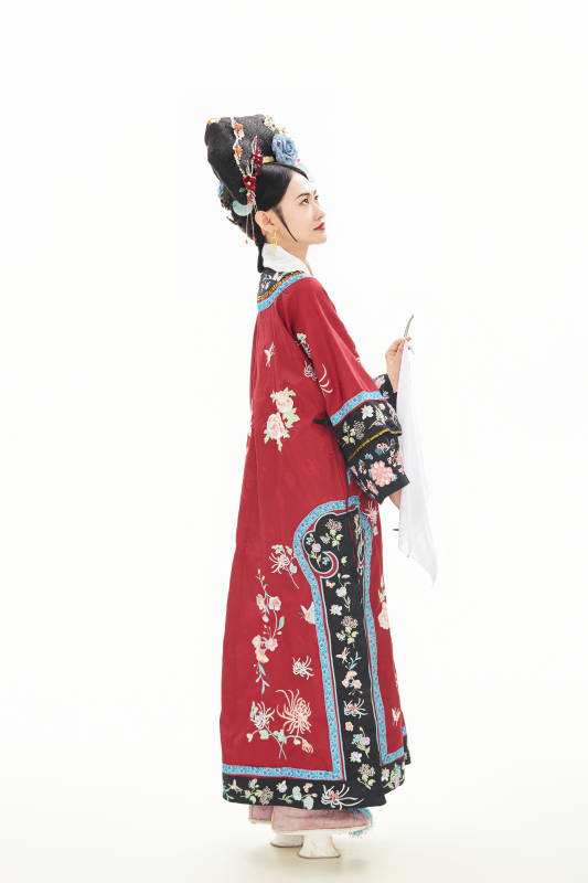 白色背景下穿着中国清朝宫廷服饰的少女图片