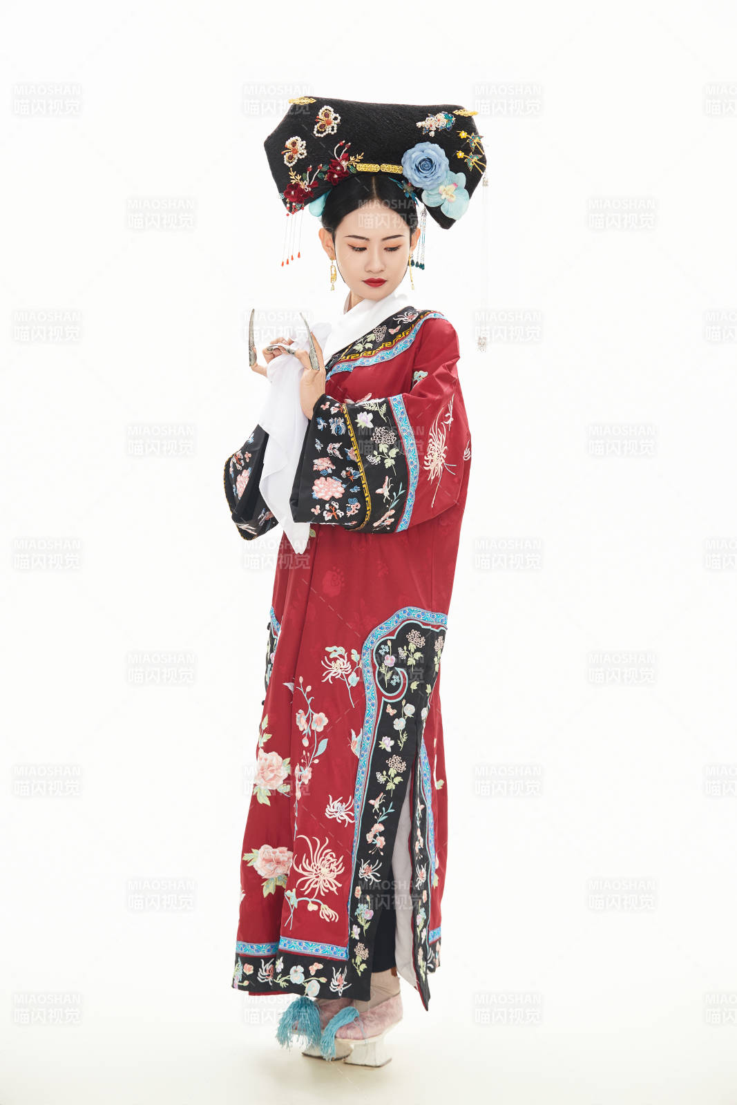 白色背景下穿着中国清朝宫廷服饰的少女图片