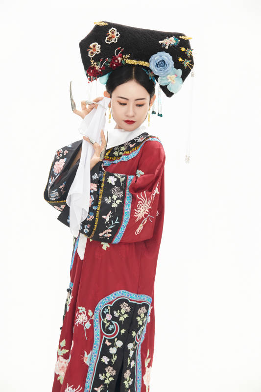 白色背景下穿着中国清朝宫廷服饰的少女图片