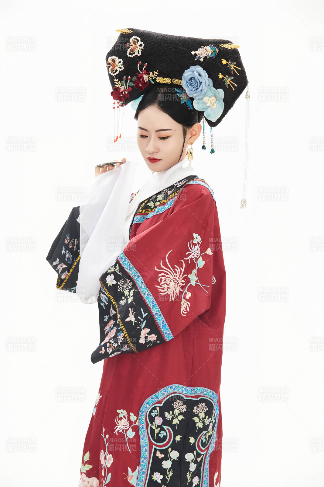 白色背景下穿着中国清朝宫廷服饰的少女图片
