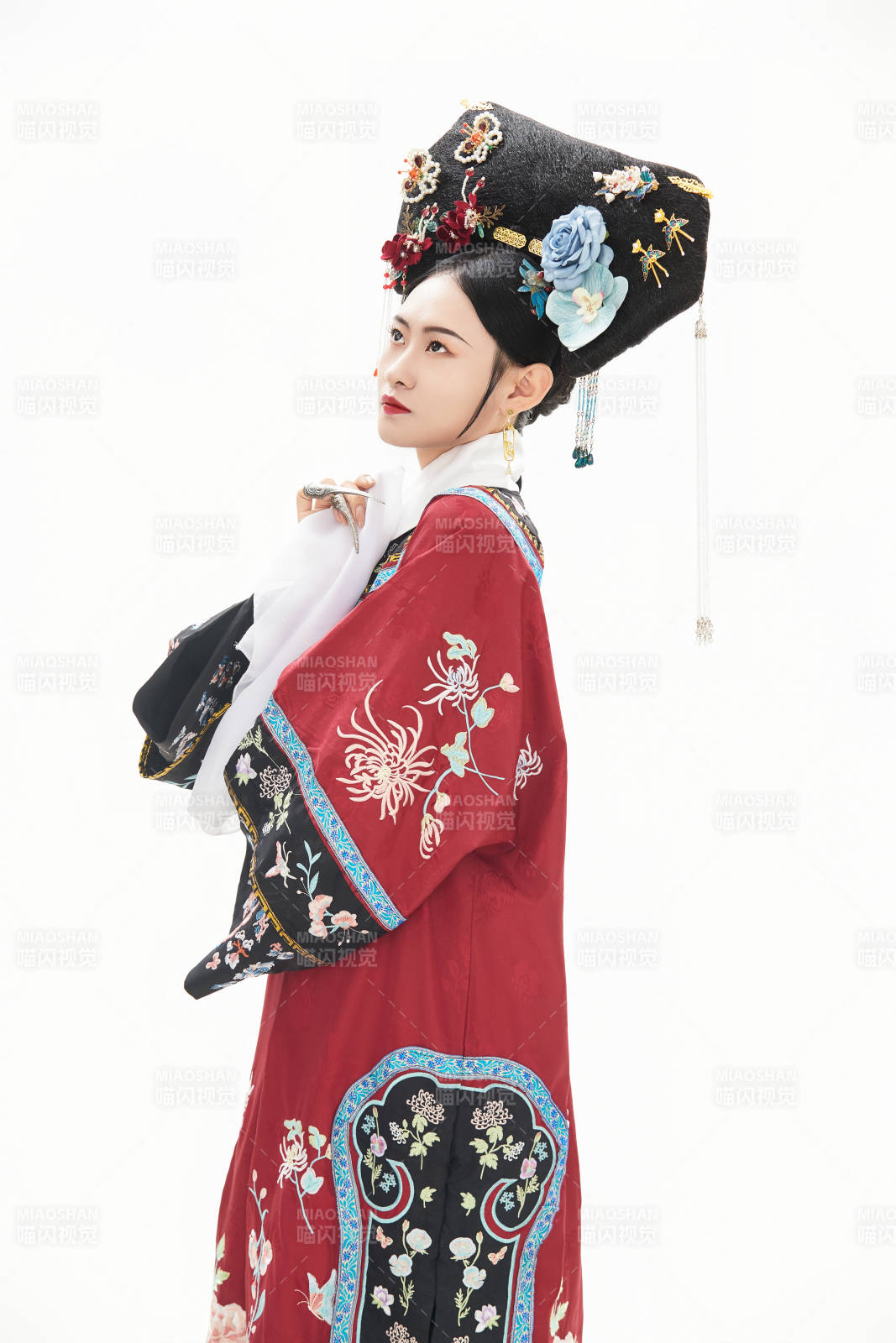 白色背景下穿着中国清朝宫廷服饰的少女图片