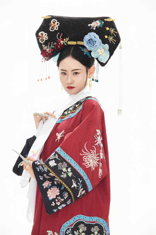 白色背景下穿着中国清朝宫廷服饰的少女图片